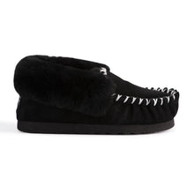 Load image into Gallery viewer, AUS WOOLI HAND STITCHED WOMENS SHEEPSKIN MOCCASIN - Black