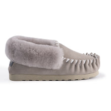 Load image into Gallery viewer, AUS WOOLI HAND STITCHED WOMENS SHEEPSKIN MOCCASIN - Light Grey
